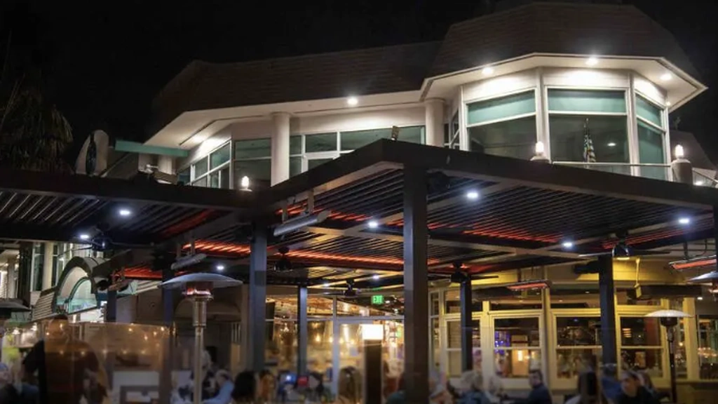Harbor View Outdoor Patio | Waterfront Event Venue - Thumbnail 4
