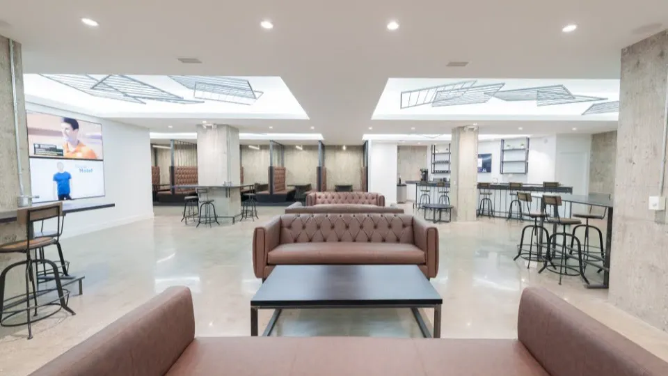 iQ Offices - 250 University - Thumbnail 4