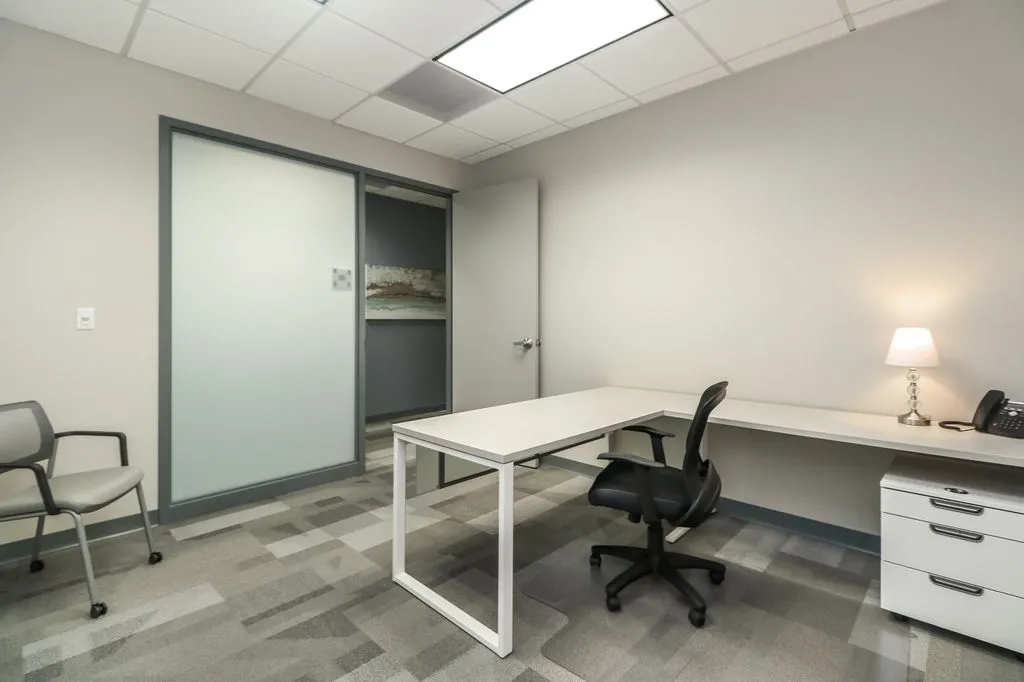 Office Evolution - 8101 College Blvd, - Overland Park - Thumbnail 4