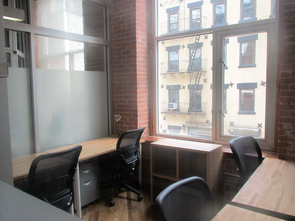 Green Desk - 155 Water Street - Brooklyn, NY - Thumbnail 3