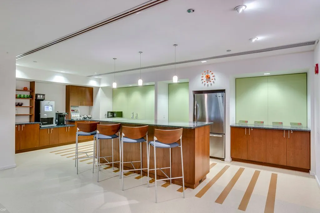 Carr Workplaces - Aon Center - East Randolph Street - Chicago - IL - Thumbnail 2